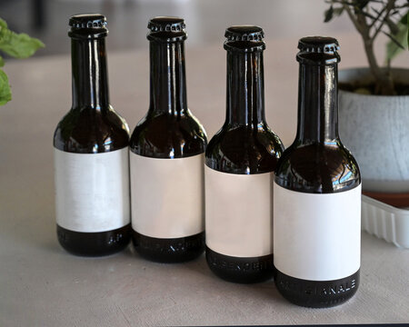 bottiglie di birra con etichette bianche 