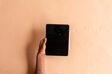 Hand holding modern digital tablet. © Rawpixel.com