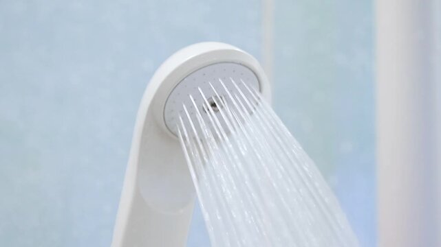 水を噴き出すシャワーヘッド