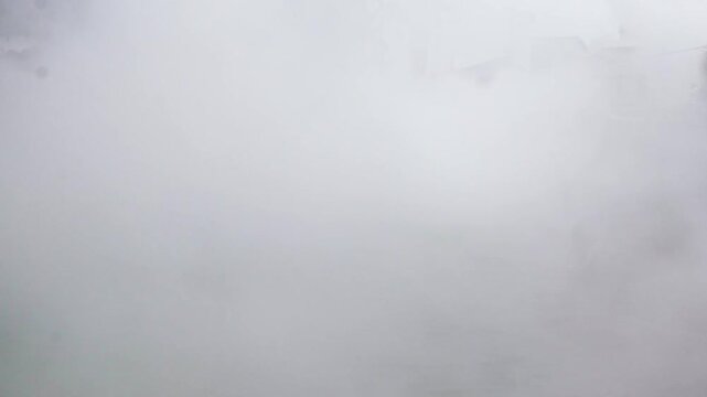 温泉から立ち上る白い湯気