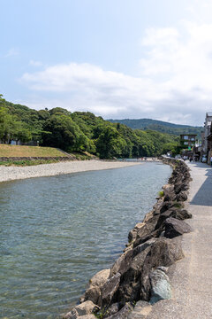 青空と綺麗な五十鈴川
