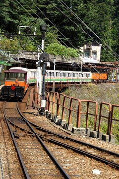 黒部渓谷鉄道からの車窓風景（宇奈月駅ー欅平駅）欅平駅　トロッコ車両