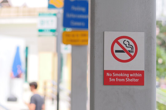 No smoking notice near public shelter in city area