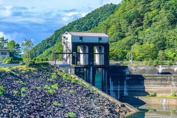 広瀬ダムと洪水吐ゲートの風景（山梨県山梨市） © ramustagram