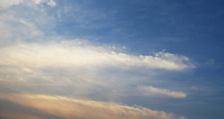 Obraz premium Dynamic Blue Sky with Golden Sunset Clouds and Altocumulus Formations
