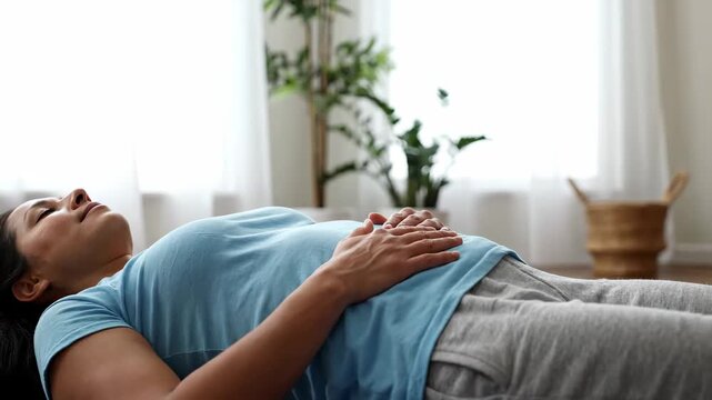Indoor women's lying relaxation exercises, women's lying abdominal breathing exercises