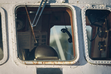VERY OLD SHIP - Classic wheelhouse interior seen through the window  © Wojciech Wrzesień