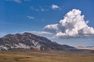 Fototapeta premium Fine Estate a Campo Imperatore, Gran Sasso, Abruzzo