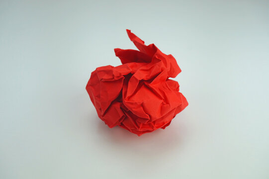 Papierkugel in rot - Verworfene Idee oder M&uuml;ll