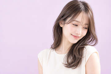 Fototapeta premium やさしく微笑む日本人女性のナチュラルなヘアケア美容ポートレート