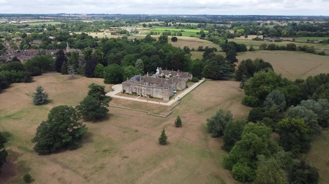 Vue a&eacute;rienne par drone de Lacock Abbey dans le Wiltshire en Angleterre
