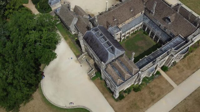 Vue a&eacute;rienne par drone de Lacock Abbey dans le Wiltshire en Angleterre