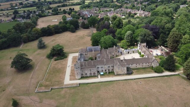 Vue a&eacute;rienne par drone de Lacock Abbey dans le Wiltshire en Angleterre