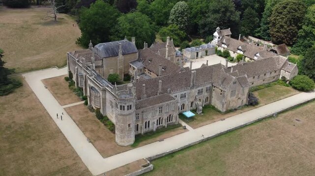 Vue a&eacute;rienne par drone de Lacock Abbey dans le Wiltshire en Angleterre