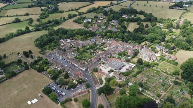 Vue a&eacute;rienne par drone du village historique de Lacock dans le Wiltshire en Angleterre