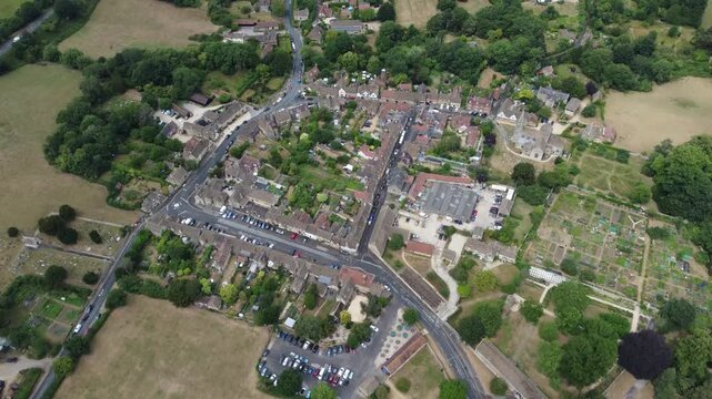 Vue a&eacute;rienne par drone du village historique de Lacock dans le Wiltshire en Angleterre