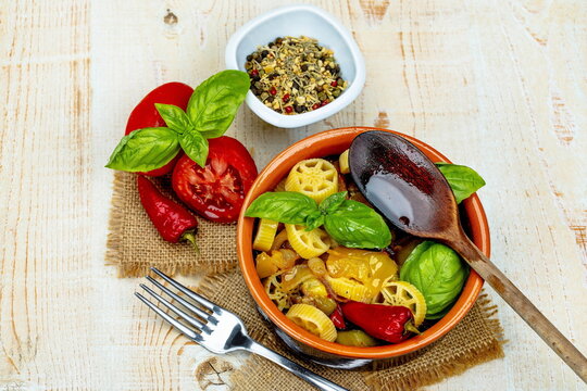 Ciotola con pasta di semola di grano duro