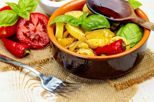 Primo piano di ciotola con pasta di semola di grano duro