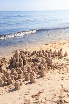 Sandburg bauen. Meeresk&uuml;ste mit Sandburg. Aktivit&auml;t am Sandstrand.