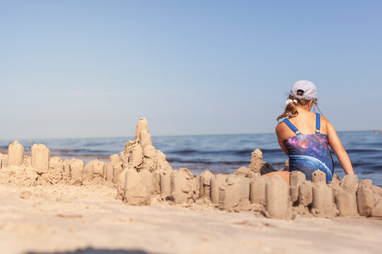Sandburg bauen. Meeresk&uuml;ste mit Sandburg. Aktivit&auml;t am Sandstrand.
