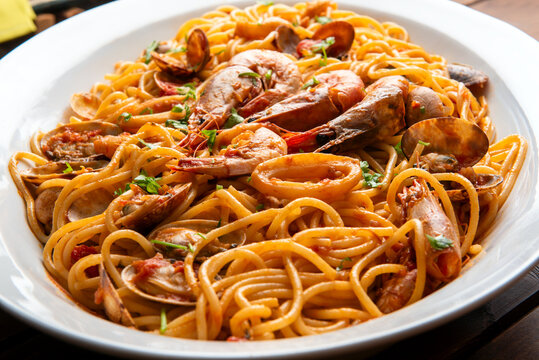 Spaghettoni al sugo di frutti di mare, Pasta Italiana 
