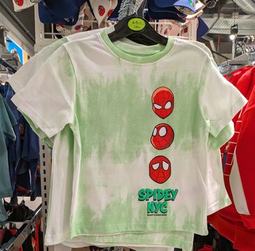 Camiseta de manga corta con el estampado de varias cabezas de Spider-Man de Marvel y el texto Spidey NCY Spidey's Super Sense, en tienda Primark, Madrid, Espa&ntilde;a, 21 de junio de 2026
