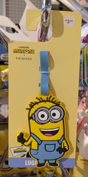 Vista de cerca de una etiqueta de equipaje de los Minions, en expositor de un tienda Primark de Madrid, Espa&ntilde;a, 21 de junio de 2026