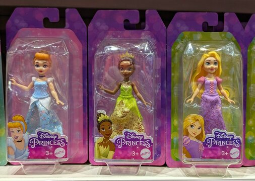 Vista de cerca de un colorido grupo de mu&ntilde;ecas de Princesas Disney de Mattel: Cenicienta, Tiana y Rapunzel, en tienda Toy Planet en Madrid, Espa&ntilde;a, 21 de junio de 2026