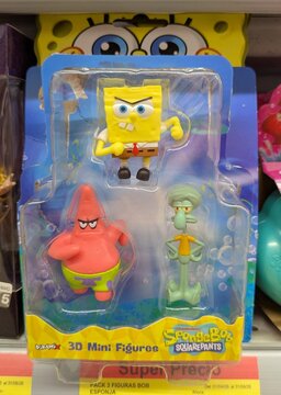 Pack de tres mini figuras 3d: SpongeBob SquarePants, Patrick Star y Squidward Tentacles, en estante de supermercado Carrefour en Madrid, Espa&ntilde;a, 20 de junio de 2026