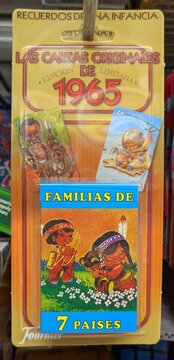 Vista de cerca de una caja del juego de cartas retro de 1965 Familias de 7 pa&iacute;ses, de Fournier, en tienda Carrefour en Madrid, Espa&ntilde;a, 20 de junio de 2026
