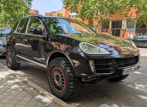 Vista en perspectiva de un autom&oacute;vil todoterreno de lujo Porsche Cayenne aparcado en una calle de Madrid, Espa&ntilde;a, 20 de junio de 2026