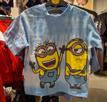 Camiseta de manga corta con el estampado de los minions Kevin y Stuart, en tienda Primark, Madrid, Espa&ntilde;a, 21 de junio de 2026