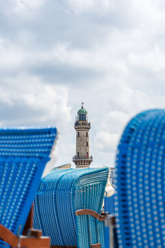 Der Leuchtturm von Warnem&uuml;nde hinter Strandk&ouml;rben