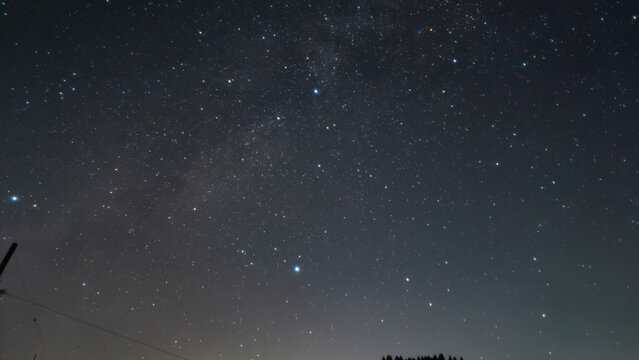 はくちょう座が輝く幻想的な夏の夜空