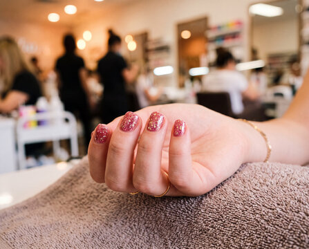 main avec du vernis &agrave; ongle