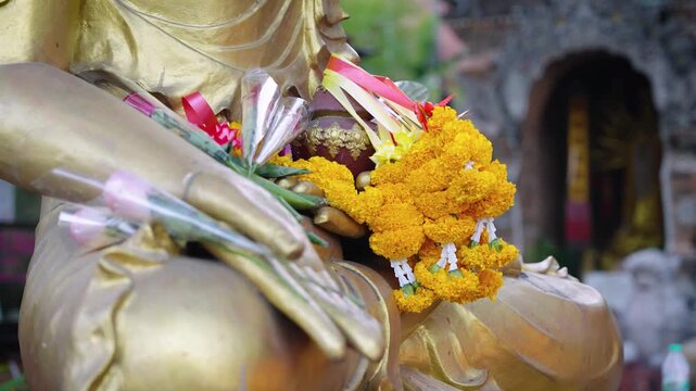 Gold Buddha-Statue in einem Tempel von Chiang Mai