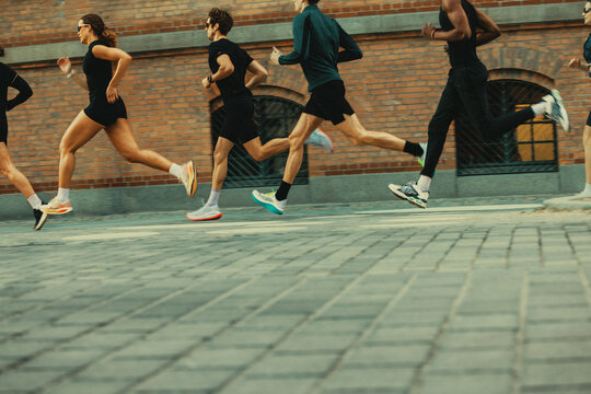 Workout pace leads this running group through the city