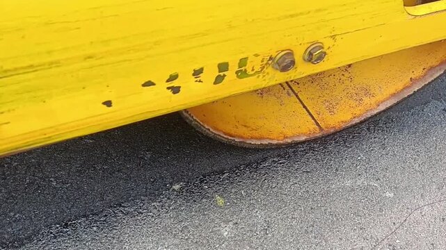 initial compaction by tandem roller