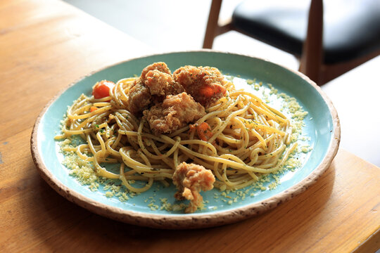 Fresh pasta topped with crispy fried chicken pieces