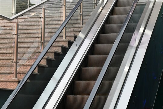 escalator in the airport