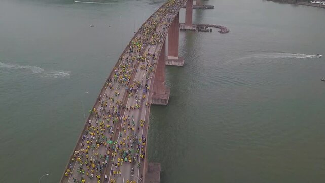 Capixabas atravessando a Terceira Ponte durante manifesta&ccedil;&atilde;o. Vit&oacute;ria, Esp&iacute;rito Santo, Brasil.
