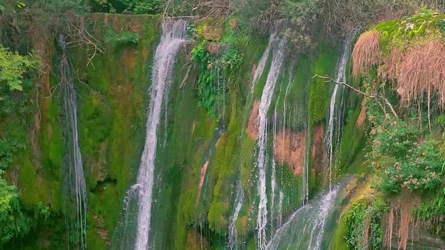 Cascada Pe&ntilde;aladros a c&aacute;mara lenta con paneo de arriba abajo