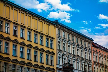Obraz premium Rows of ornate apartment buildings under a blue sky