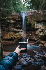 Experiencia de turismo y naturaleza con mate argentino junto a una cascada © Daniel