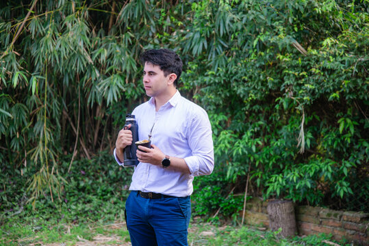 Hombre relajado disfrutando del mate durante una pausa al aire libre