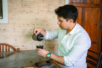 Persona con termo y mate durante una pausa cotidiana © Daniel