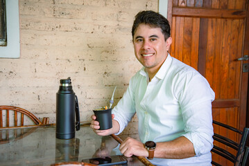 Hombre argentino disfrutando del mate en un ambiente doméstico © Daniel