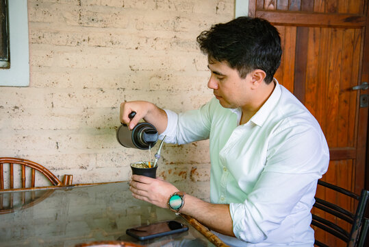Persona con termo y mate durante una pausa cotidiana
