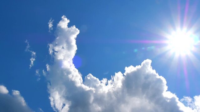まぶしい太陽と夏の雲　パン