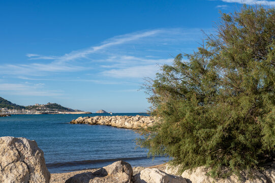 Bord de mer calme et tranquille &agrave; la fin de l'&eacute;t&eacute; &agrave; Marseille